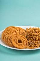 Indiase snack besan grammeel sev en chakli, chakali of murukku. foto