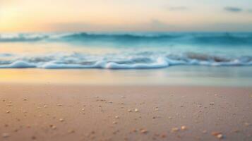 zacht Golf van de zee Aan de zanderig strand met wazig achtergrond foto