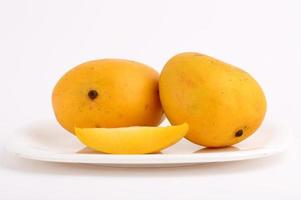 mangofruit in mand met plak op witte achtergrond
