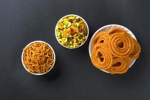 Indiase snack chakli, chakali of murukku en besan grammeel sev en chivada of chiwada. diwali eten foto