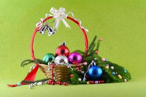 kerstversiering kerstbal en ornamenten met de tak van de kerstboom