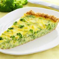 broccoli Quiche Aan een wit bord. Ondiep dof. generatief ai foto