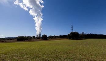 rokende schoorstenen van een kerncentrale in de provincie guadalajara, castilla la mancha, spanje foto