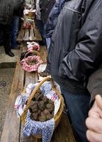 traditionele zwarte truffelmarkt in lalbenque, frankrijk foto