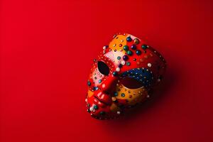mooi carnaval masker met veren Aan rood achtergrond met copyspace foto