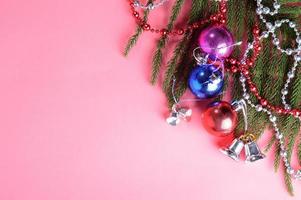 kerstversiering kerstbal en ornamenten met de tak van de kerstboom foto