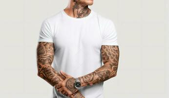 een gespierd Mens met tatoeages vervelend een wit kort mouw ronde nek t-shirt mockup sjabloon geïsoleerd Aan wit achtergrond foto