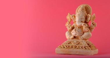 hindoe god ganesha. Ganesha idool op roze achtergrond foto