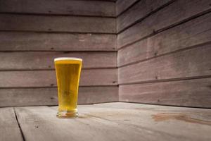 glas bier op hout achtergrond