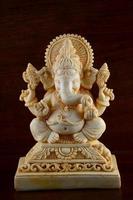 hindoe god ganesha. Ganesha idool op bruine achtergrond foto
