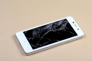 smartphone met gebroken scherm foto