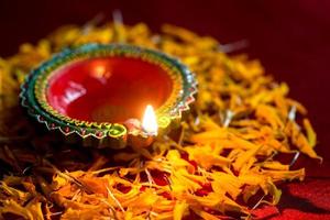 gelukkige diwali - klei-diya-lampen verlicht tijdens diwali-viering. wenskaart ontwerp van indiase hindoe licht festival genaamd diwali foto