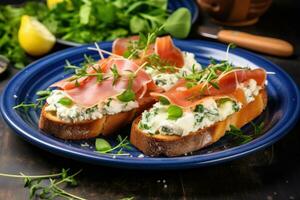 boterhammen met room kaas prosciutto komkommer en rucola Aan bord foto