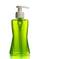 fles vloeibare zeep of crème of gezichtswas dispensers of vloeibare stop geïsoleerd op een witte achtergrond. foto