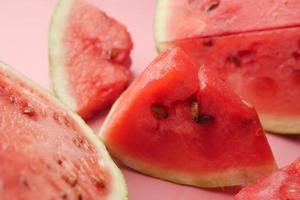 close-up van een schijfje watermeloen op een witte achtergrond. foto