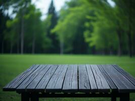 houten tafel en vervagen tropisch groen gras achtergrond, Product Scherm montage. hoog kwaliteit foto 8k fhd ai gegenereerd