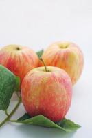 close-up van verse appel op witte achtergrond