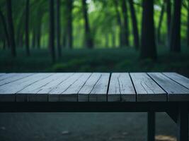 houten tafel en vervagen tropisch groen gras achtergrond, Product Scherm montage. hoog kwaliteit foto 8k fhd ai gegenereerd