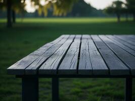 houten tafel en vervagen tropisch groen gras achtergrond, Product Scherm montage. hoog kwaliteit foto 8k fhd ai gegenereerd