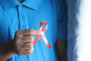 hand met rood hiv-lint van boven naar beneden foto