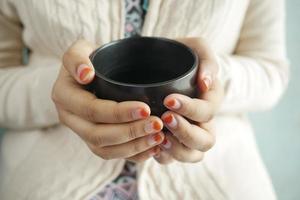 close-up van de hand van de vrouw met koffiemok foto