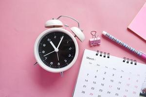 deadline concept met kalender en wekker op roze