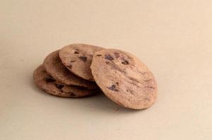 chocolate chip cookie in bord