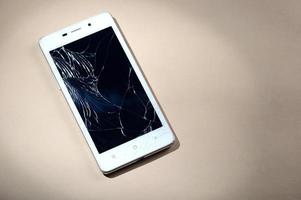 smartphone met gebroken scherm foto