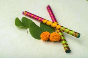 indiase festival dussehra, met gouden blad bauhinia racemosa en goudsbloem bloemen met dandiya stokken. foto