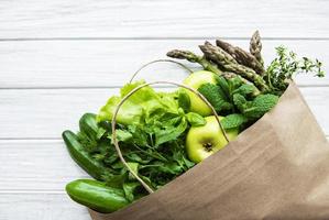 bovenaanzicht van groene groenten, plat gelegd foto