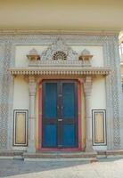 deur Bij mubarak mahal in stad paleis, jaipur, Indië foto