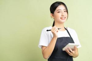Aziatische serveerster met een briefje in de hand foto