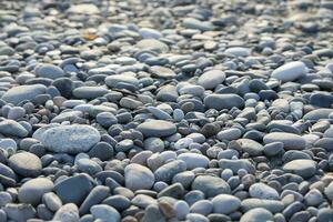 groot rollend zee stenen van de zee oever. foto
