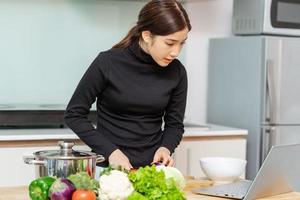 vrouw leert thuis zelf koken, online kookcursus foto