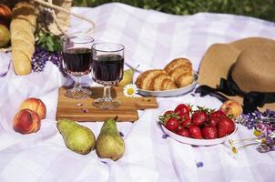 romantische picknickscène op zomerdag foto