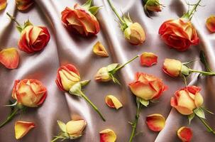 bloemen samenstelling. frame gemaakt van rode rozen en bladeren op zijden achtergrond foto