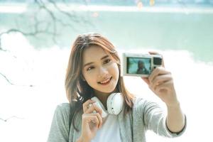 jong meisje dat selfie-foto maakt tijdens haar reis naar het Hanoi Hoan Kiem-meer foto