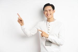 Aziatische zakenman wees met zijn handen omhoog en glimlachte vol vertrouwen foto