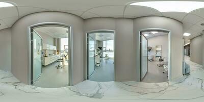 vol hdri 360 panoramain in gang van tandheelkundig kliniek in voorkant van deuren naar behandeling kamers in equirectangular projectie, vr inhoud foto