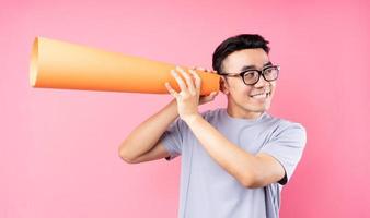 aziatische man met papieren luidspreker op roze achtergrond foto