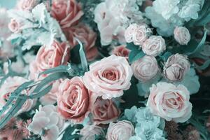 wit en roze kunstmatig rozen dichtbij omhoog. bloemen wijnoogst achtergrond. foto
