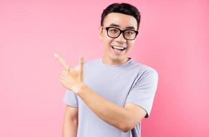 portret van aziatische man die zich voordeed op roze achtergrond met veel expressie