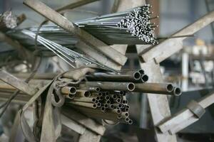 metaal roestvrij ventilatie pijpen Bij een metallurgisch fabriek. gerold metaal. foto