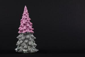 Kerstmis samenstelling. roze en zilver Kerstmis boom Aan een zwart achtergrond. gelukkig vakantie. minimaal nieuw jaar concept. foto