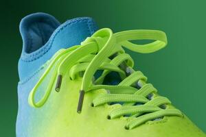 groen blauw sportschoenen Aan een groen achtergrond. fragment van sport- schoenen dichtbij omhoog. foto