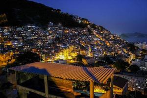 schemering in de cantagalo-favela foto