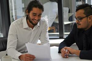 Maori, grote Oceaan eilandbewoners in bedrijf instelling voor vergadering en coaching foto