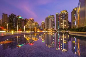 weerspiegeling van de skyline van Taichung in Taiwan 's nachts at foto