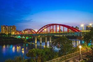 pijpbrug over de rivier in taipei, taiwan foto