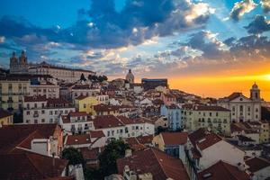 skyline van alfama district in lissabon, hoofdstad van portugal foto